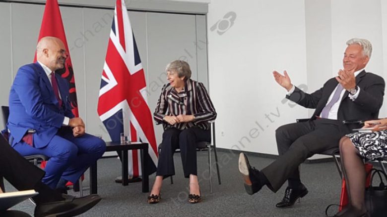 Batutat e Ramës, Theresa May shpërthen së qeshuri