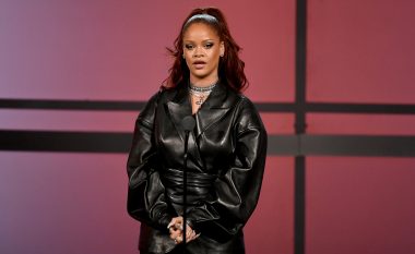 Rihanna paditet nga një grua e verbër