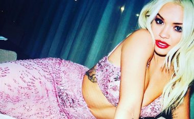 Rita Ora shfaqet gjysmë e zhveshur, por e mbulon gjoksin me duar