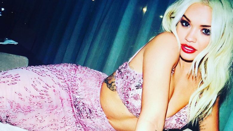 Rita Ora shfaqet gjysmë e zhveshur, por e mbulon gjoksin me duar