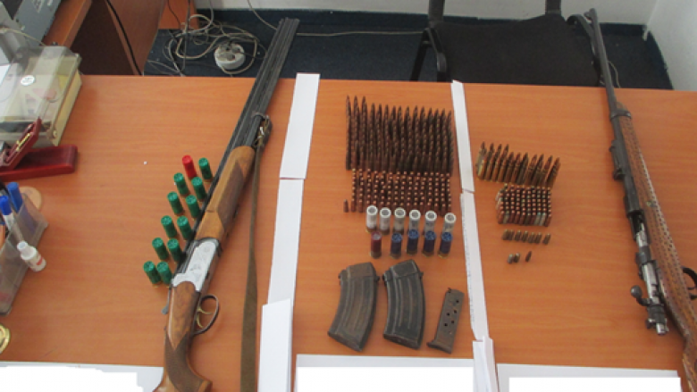 Policia arreston shtatë persona në Malishevë, konfiskon disa armë ilegale