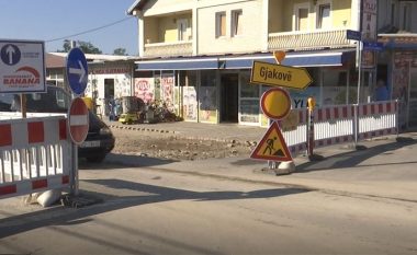 Punimet në magjistralen Deçan-Gjakovë, krijojnë kolona të gjata të veturave