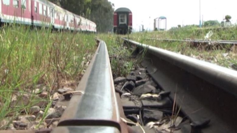 Në Shqipëri gjendet e pajetë 50-vjeçarja në shinat e trenit
