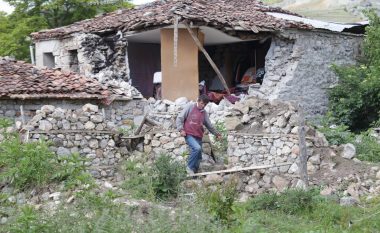 Shqipëri: Tërmeti ua shkatërroi shtëpitë, jetojnë në kushte të rënda pasi shteti nuk u përkujdes për ta