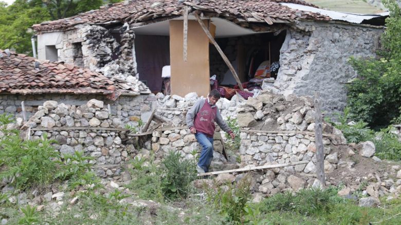 Shqipëri: Tërmeti ua shkatërroi shtëpitë, jetojnë në kushte të rënda pasi shteti nuk u përkujdes për ta