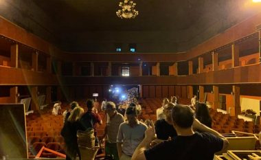 Teatri ‘në duart’ e qytetarëve, protestuesit futen në godinë