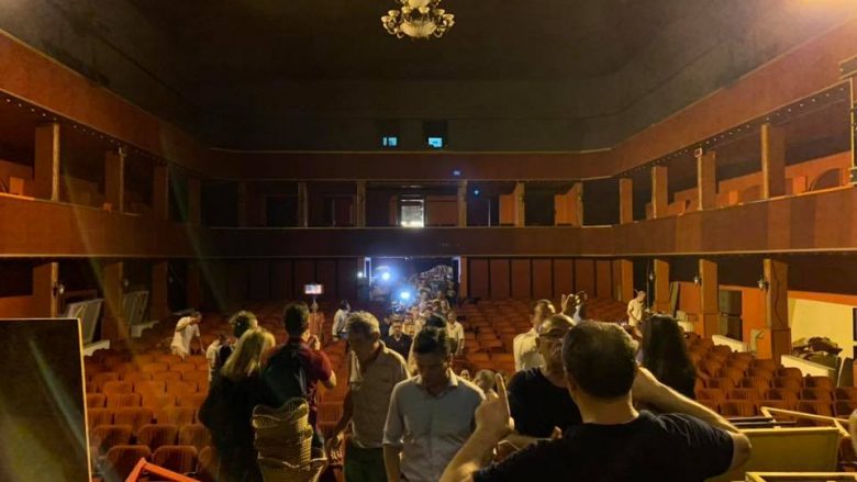 Teatri ‘në duart’ e qytetarëve, protestuesit futen në godinë