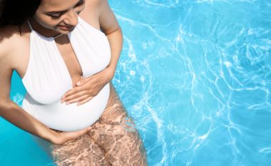 A është uji i pishinave i sigurt për gratë shtatzëna?