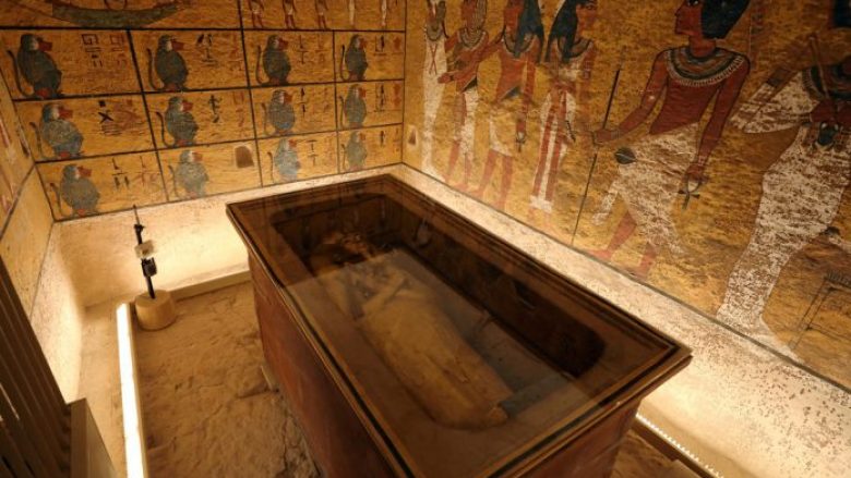 Fillon restaurimi i arkivolit të artë të Tutankhamunit