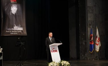 Vlerësohet kontributi i Skënder Gashit, i ndahet Medalja e Meritave
