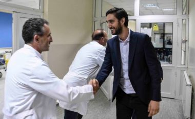 Ismaili viziton Klinikën e Oftamologjisë