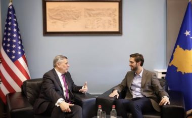 Ismaili takohet me ambasadorin amerikan Kosnett, flasin për reformat në shëndetësi