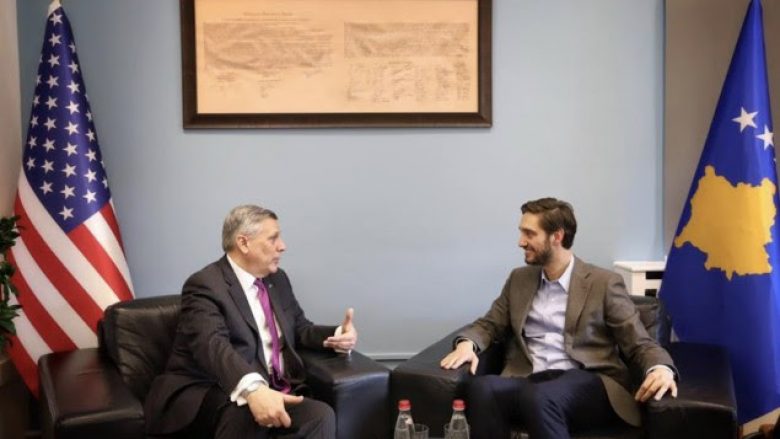 Ismaili takohet me ambasadorin amerikan Kosnett, flasin për reformat në shëndetësi