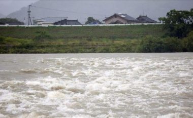 ​Japoni: Evakuohen 800 mijë persona për shkak të reshjeve të shiut