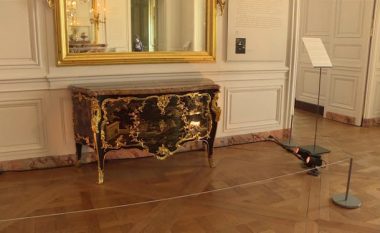 Sënduku ‘mbretëror’ rikthehet në pallatin e Versajës