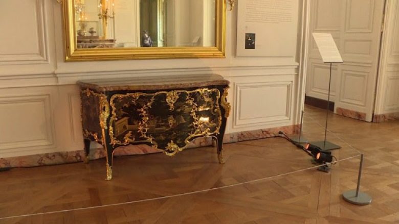 Sënduku ‘mbretëror’ rikthehet në pallatin e Versajës