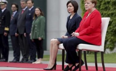 Merkel serish qëndron ulur për nderimet ushtarake
