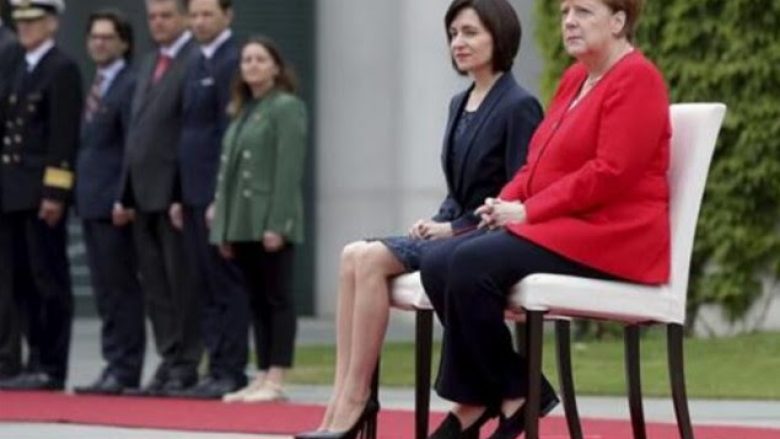 Merkel serish qëndron ulur për nderimet ushtarake