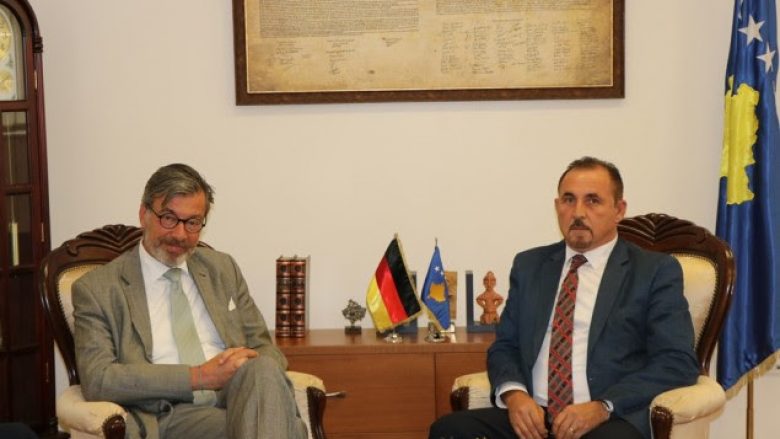 Ambasadori gjerman takohet me ministrin Mustafa, flasin për bashkëpunimin në sigurinë publike