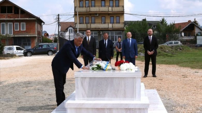 Thaçi bën homazhe të varri i Adem Demaçit: Do të kujtohet gjithmonë nga shteti ynë dhe nga bota demokratike