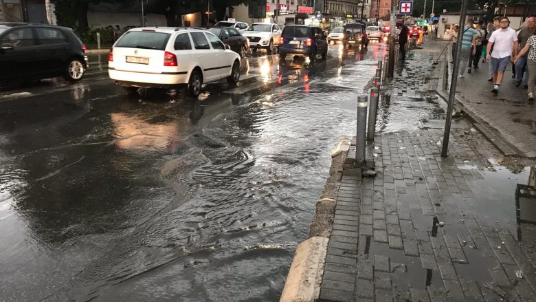Prishtina ‘përmbytet’ nga shiu