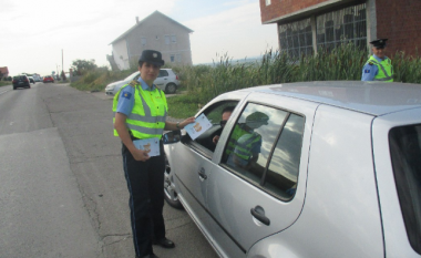 10 rregullat e arta të sigurisë rrugore: Policia në Mitrovicë shpërndan fletëpalosje informuese për vozitësit