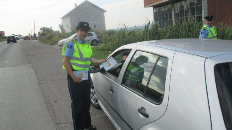 10 rregullat e arta të sigurisë rrugore: Policia në Mitrovicë shpërndan fletëpalosje informuese për vozitësit