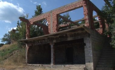 Shtëpitë e shqiptarëve në veri të Mitrovicës shndërrohen në deponi mbeturinash nga serbët