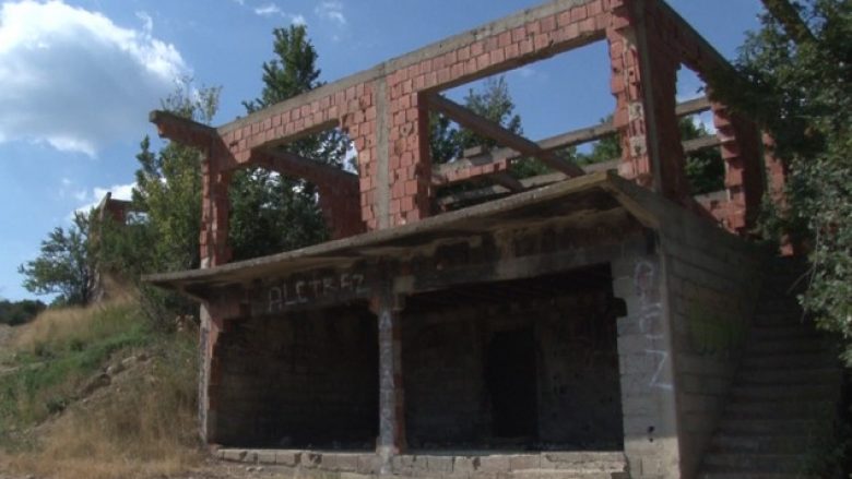 Shtëpitë e shqiptarëve në veri të Mitrovicës shndërrohen në deponi mbeturinash nga serbët