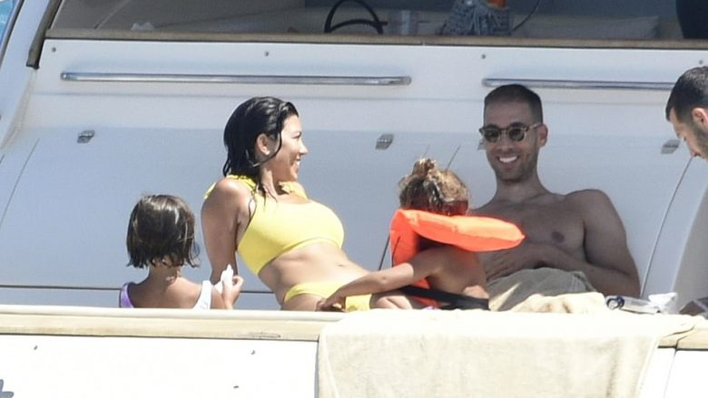 Kourtney Kardashian shijon pushimet me fëmijët e saj, zhgënjen paksa me linjat