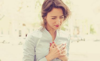 Pesë shenja paralajmëruese që tregojnë se zemra juaj nuk po punon siç duhet