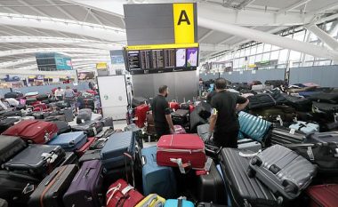 Probleme në sistemin e bagazheve, qindra pasagjerë përjetojnë tmerrin – pamje nga aeroporti Heathrow në Londër
