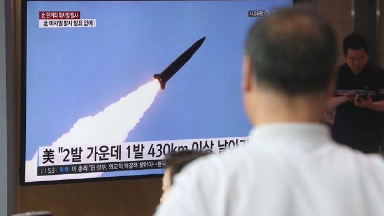 Koreja e Veriut lëshoi një raketë të re, të paparë ndonjëherë më parë