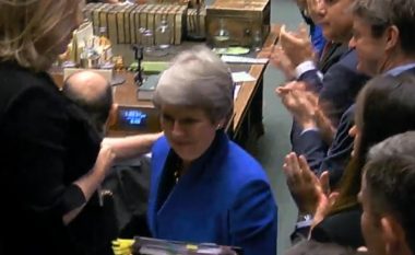 May në fjalimin e fundit si kryeministre, momenti kur ajo nuk mund të mbajë lotët