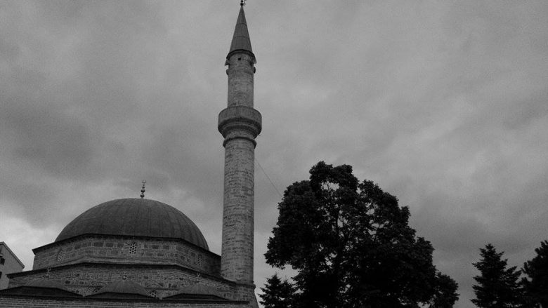 Një person hyn me forcë në një xhami në Prishtinë, arrestohet