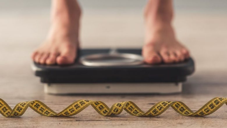 Tri mënyra interesante për të humbur peshë pa ushtruar fare