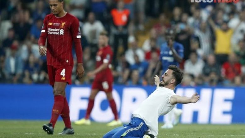Kamerat nuk e shfaqen, por një tifoz turk hyri në fushë dhe dhuroi spektakël në takimin mes Liverpoolit dhe Chelseat