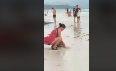 Nëna hedh pelenën në det, autoritetet mbyllin gjithë plazhin