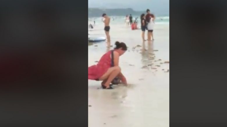 Nëna hedh pelenën në det, autoritetet mbyllin gjithë plazhin