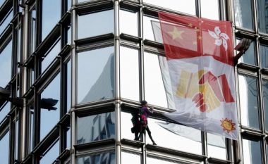 “Spidermani” francez, ngjitet në një qiellgërvishtës në Hong-Kong, vendos banderolën për paqe
