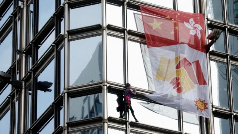 “Spidermani” francez, ngjitet në një qiellgërvishtës në Hong-Kong, vendos banderolën për paqe
