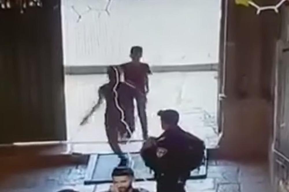 Dy adoleshentë palestinezë sulmojnë me thika policin izraelit në Jerusalem, njëri prej tyre qëllohet për vdekje