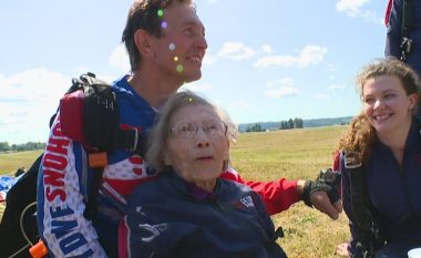 Hidhet me parashutë 103-vjeçarja, thyen rekordin botëror