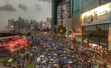 Hong Kong, 1.7 milion njerëz mblidhen në protestë