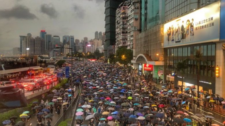 Hong Kong, 1.7 milion njerëz mblidhen në protestë