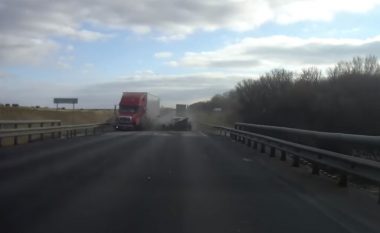 ​Kamionit i del rrota nga vendi dhe përplaset me një veturë në Rusi, ajo goditet më pas nga një kamion tjetër