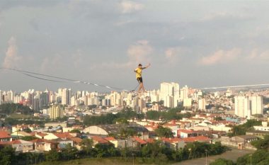 Të rinjtë e Brazilit sfidojnë gravitetin, shëtisin mbi litar në lartësi të mëdha