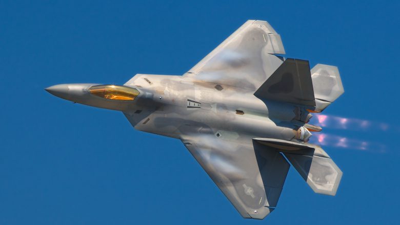 F-22 Raportor, pamje që dëshmojnë se jo më kot konsiderohet si aeroplani më i rrezikshëm luftarak në botë