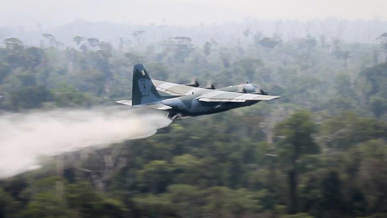 Zjarri po shkatërron Amazonën, presidenti brazilian autorizon ushtrinë të përdorin aeroplanët që ta fikin