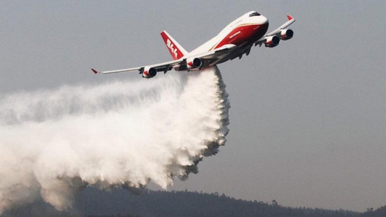 SHBA-të dërgojnë aeroplanin më të madh cisternë në botë për të fikur zjarrin në Amazonë, rezervuarët e tij kanë kapacitet prej 80 mijë litra ujë